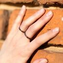 Minimalistyczna miedziana obrączka unisex z patyną