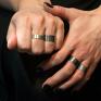 szeroka srebrna obrączka. dzięki prostej formie może być noszona prosty pierścionek