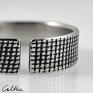 Caltha srebrna obrączka pierścionek prosta. Dzięki prostej formie może być noszona minimalistyczna biżuteria regulowana