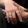 mosiężny pierścionek regulowany ciekawy w kolorze złota. prosta obrączka