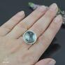 pierścionek z cyrkonią efektowny wykonany ręcznie ze srebra. ma on ciekawy obrączki