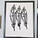 Trzy pióra geometryczne przestrzenne czarne w ramie drewnianej d3 40x50cm