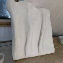 Biały relief 3D - minimalistyczna płaskorzeźba w ciepłej bieli