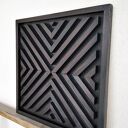 Obraz z drewna - czarna abstrakcja 3D gotowa do zawieszenia (ok. 50x50 cm)