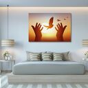 Ptak w locie na tle zachodzącego słońca - obraz na płótnie 120x80 cm