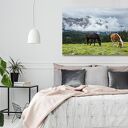 Obraz na płótnie - pasące się konie w górskim krajobrazie 120x80 cm