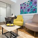 Obraz do salonu - FIOLETOWE KWIATY ABSTRAKCYJNY MOTYW FLORALNY - 70x50 cm (105601)