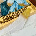 Anioł na naturalnej desce - cytat życzeń „Celebruj każdą chwilę”