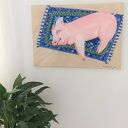 Szczęśliwa świnka na dywanie - obraz akrylowy 70x50 cm