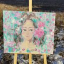 Kwiatowe otulenie, delikatny kobiecy obraz, anielski wizerunek ze szczyptą magii