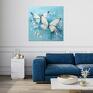 białe motyle na niebieskim tle - wydruk na kwadratowy obraz do salonu