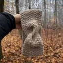 Modna opaska wełniana Twist Boucle w ciemnym beżu
