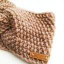 Kobieca wełniana opaska twist typu turban w pudrowym beżu - ręcznie robiona