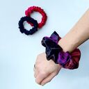Kolor i czerń 2 - zestaw czterech jedwabnych scrunchie
