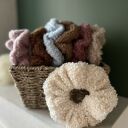 Miękka, puszysta gumka do włosów scrunchie KREMOWA