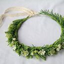 Wianek handmade „Łąka po deszczu” z białymi kwiatami i zielenią w stylu boho