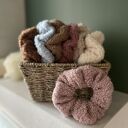 Miękka puszysta gumka do włosów scrunchie bladoróżowa - handmade