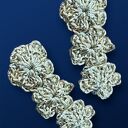 Spinka z szydełkowymi ozdobami - ze złotymi kwiatkami, dla dziewczynki