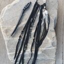 Spinka na dredy lub długie włosy - etniczna gotycka ozdoba handmade z lawą i piórami