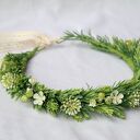 Wianek handmade „Łąka po deszczu” z białymi kwiatami i zielenią w stylu boho