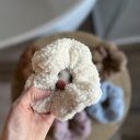 Miękka, puszysta gumka do włosów scrunchie KREMOWA