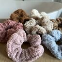 Miękka, puszysta scrunchie BRAZOWA z materiału teddy - ręczne wykonanie