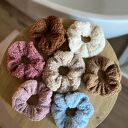 Miękka, puszysta gumka do włosów scrunchie KREMOWA