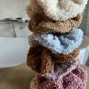 Miękka, puszysta gumka do włosów scrunchie KREMOWA