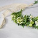 Wianek handmade „Łąka po deszczu” z białymi kwiatami i zielenią w stylu boho