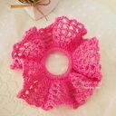 Szydełkowa gumka do włosów Scrunchie w kolorze róż landrynkowy