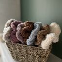 Miękka, puszysta scrunchie BRAZOWA z materiału teddy - ręczne wykonanie