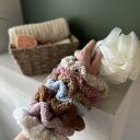 Miękka, puszysta scrunchie BRAZOWA z materiału teddy - ręczne wykonanie