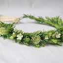 Wianek handmade „Łąka po deszczu” z białymi kwiatami i zielenią w stylu boho