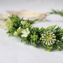 Wianek handmade „Łąka po deszczu” z białymi kwiatami i zielenią w stylu boho