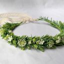 Wianek handmade „Łąka po deszczu” z białymi kwiatami i zielenią w stylu boho