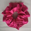 Różowa scrunchie z satyny - ręcznie robiona ozdoba do włosów