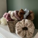 Miękka, puszysta gumka do włosów scrunchie BEŻOWA