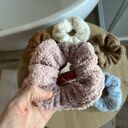 Miękka puszysta gumka do włosów scrunchie bladoróżowa - handmade