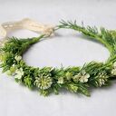 Wianek handmade „Łąka po deszczu” z białymi kwiatami i zielenią w stylu boho