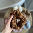 Miękka, puszysta scrunchie BRAZOWA z materiału teddy - ręczne wykonanie