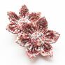 Spinka z kwiatkiem kolekcja RUTH uszyty z tkaniny bawełnianej, ozdobiony ręcznie robionym guzikiem. Kwiatek do włosów