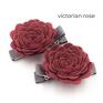 Zestaw dwóch spinek z różyczkami z filcu: victorian rose Kolor wstążki: szary typu krokodylek. Spinki do włosów