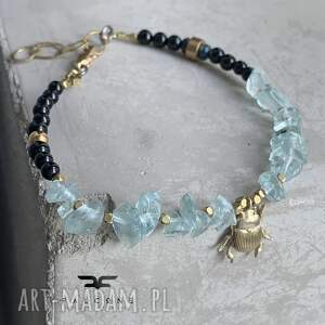 bransoletka kamienie i złoty skarabeusz z fluorytów