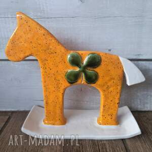 Szafranowy konik z koniczyną, ceramika, na biegunach, koń