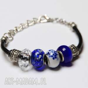 handmade niebiesko - biała bransoletka z rzemienia z koralikami ze szkła murano