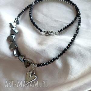 Prezent ze spinelu i hematytu, naszyjnik z kamieni, spinel
