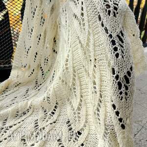 Ażurowy kocyk na drutach, na cienki