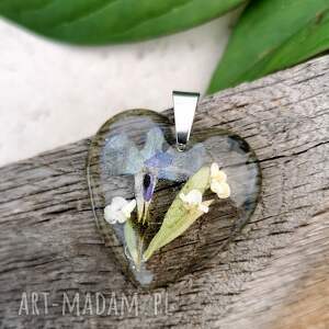 romantyczny wisiorek w kształcie serca z kwiatami k64, żywicy