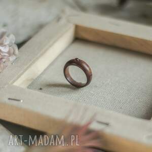 drevniana prosty drewniany pierścionek z karneolem, drewniana biżuteria dla niej
