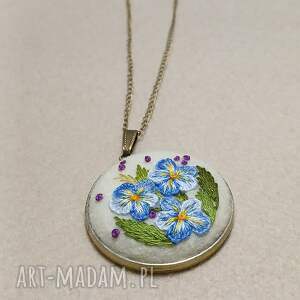 ręcznie haftowany wisior hania na filcu stylowo, boho, niebanalnie bez